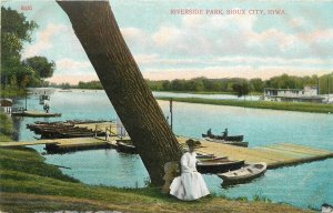 Postcard Iowa Sioux Falls Riverside Park Bossleman Woman roadside 22-14410