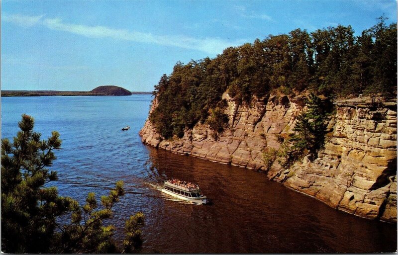 Majestic Cliffs Motorboat People Witches Gulch Wisconsin Dells Postcard Unused 
