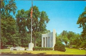USA MA HAVERHILL POSTCARD 36565 WAR MEMORIAL FLANK STATUE...
