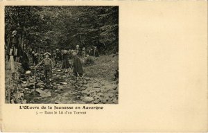 CPA l'Oeuvre de la Jeunesse en Auvergne - Dans le Lit d'un Torrent (72833)