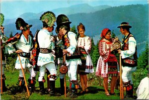 Postcard Romania Bistrita-Nasaud county - people in traditional dress
