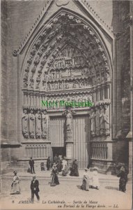 France Postcard - Amiens, La Cathedrale - Sortie De Messe RS33809