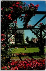 VINTAGE POSTCARD THE PUTTING GREEN AT THE EMPRESS HOTEL AT VICTORIA CANADA 1955