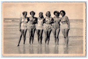 1950 L'Heure Du Bain A Sonne Baduurtje Girls Swimsuit At Beach Vintage Postcard 