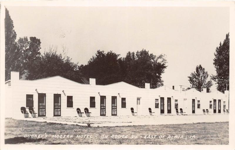 E56/ Albia Iowa Real Photo RPPC Postcard c1930s Duckey's Modern Motel