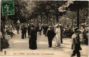 CPA VICHY Sur le Vieux Parc-La Grande Allée (266903)