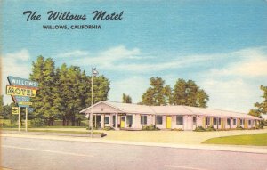 THE WILLOWS MOTEL California US 99 Roadside Vintage Postcard ca 1940s
