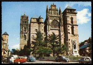 La Cathedrale vue de face et le Place d'Armes