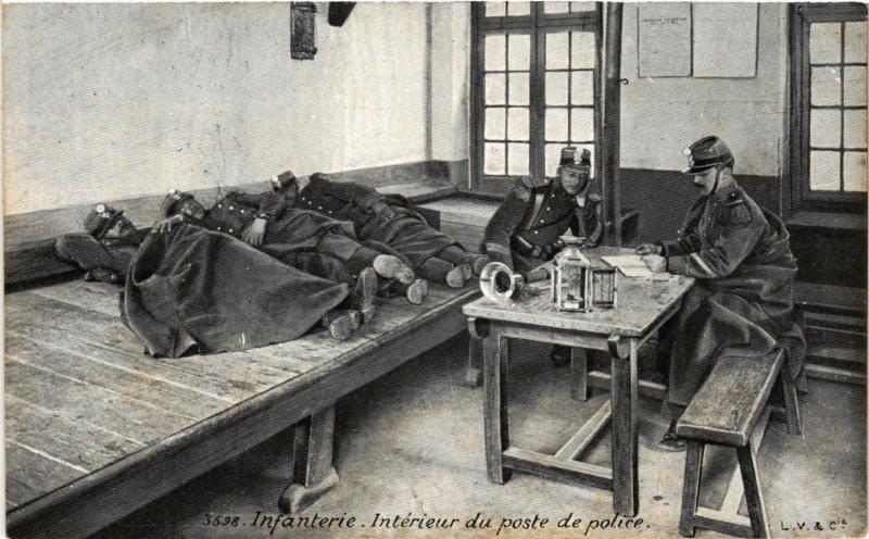 CPA MILITAIRE Infanterie-Intérieur du poste de police (316714)