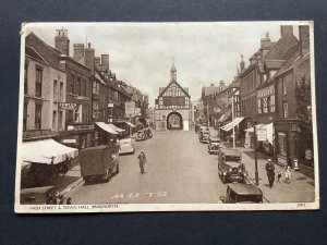 High Street and Town Hall, Bridgnorth. Street with old Cars Postcard Ref 61082 