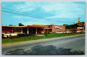 Roadside View~Nashville Tennessee~Holiday Inn~Restaurant~Sign~1950s Postcard