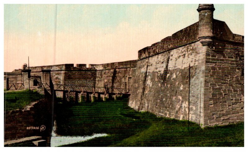 Florida  St.Augustine  , Fort Marion ,  Showing Drawbridge and Moat