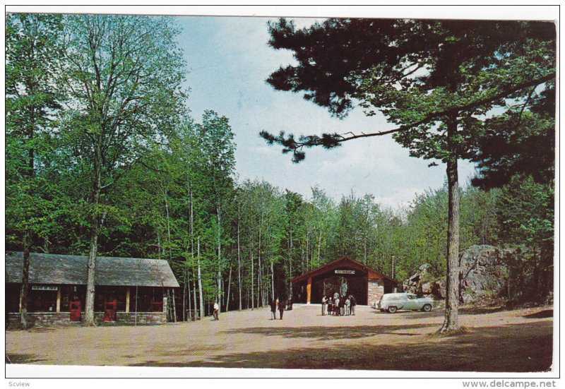 Rigaud, Le Sanctuaire Notre-Dame de Lourdes, La Salle a Manager and le Magasi...