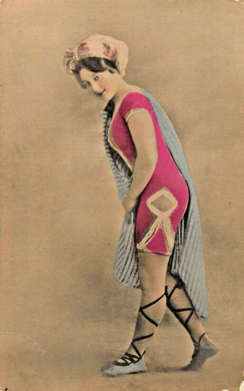 BEAUTIFUL YOUNG WOMAN~STYLISH 1920s DRESS-SHOES-HAT-SCARF REAL PHOTO POSTCARD