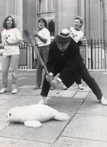 Spike Milligan With Kenny Lynch OBE Greenpeace Protest 1984 Press Photo