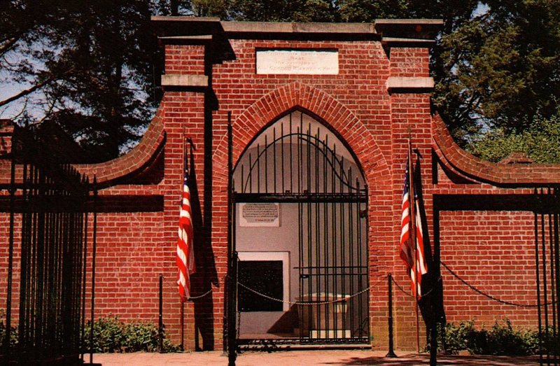 The Tomb of George and Martha Washington,Mount Vernon,VA