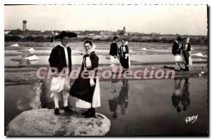 Postcard Old Paludiers In Costume On The Salt Marshes