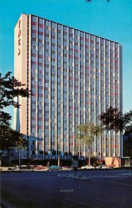 MILWAUKEE, Wisconsin WI    NEW CENTRAL YMCA    ca1950's Vintage Chrome Postcard