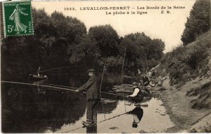 CPA Levallois Perret Les Bords de la Seine La peche a la ligne (1311099)