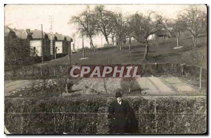 PHOTO CARD Man in front of a field