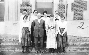 H87/ Maryville Missouri RPPC Postcard c1920s Family Students Building 142