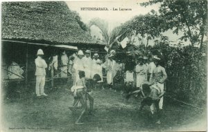PC MADAGASCAR, BETSIMISARKA, LES LUTTEURS, Vintage Postcard (b37943)
