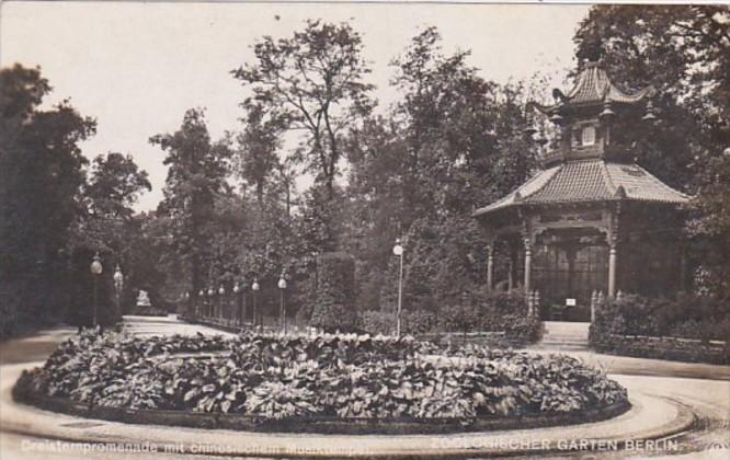 Germany Berlin Zoologischer Garten Dreisternpromenade mit Chinesischen Musikt...