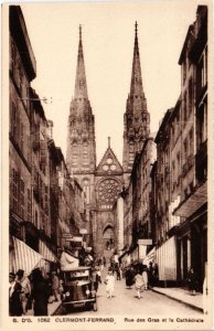 CPA Clermont-Ferrand Rue des Gras et le Cathedrale FRANCE (1288638)