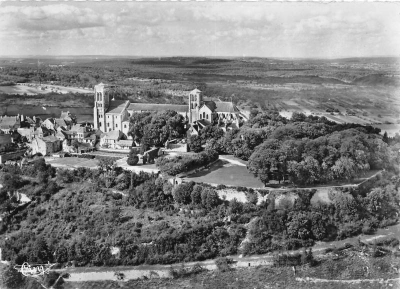 BR26616 Vezelay vue aerienne la basilique et la terrasse France