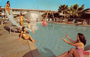 COSMIC AGE LODGE Anaheim, CA Swimming Pool Roadside Disneyland 1973 Postcard