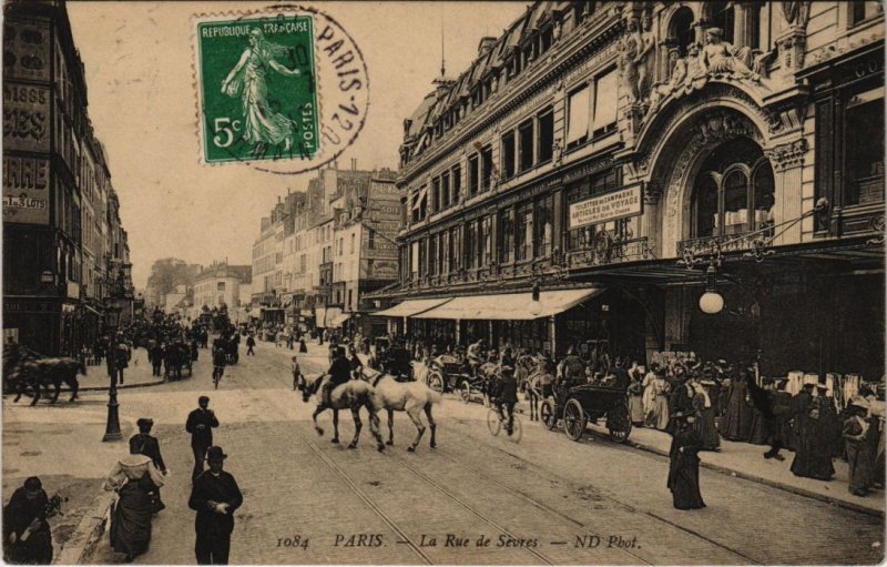 CPA PARIS 6e - Rue de Sévres (53744)