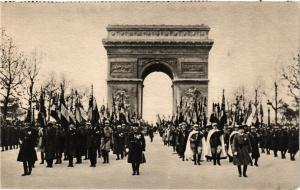 CPA MILITAIRE Les drapeaux des régiments dissous (316658)