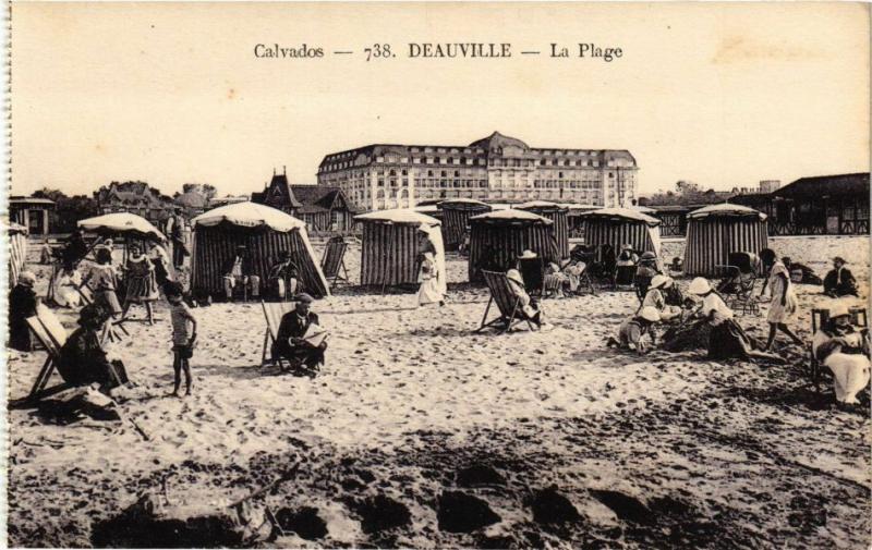 CPA DEAUVILLE - La Plage (272049)