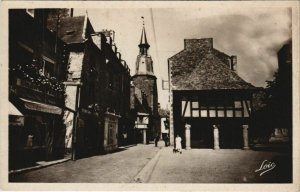 CPA DINAN Rue et Tour de l'Horloge (1166199)