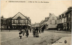 CPA CREVECOEUR-le-GRAND - L'Hotel de Ville et la Rue Gambetta (259702)