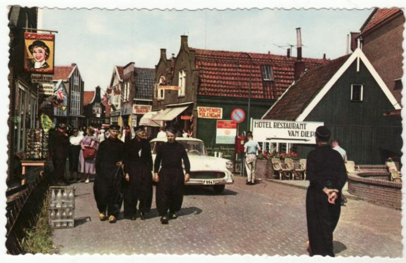 NETHERLANDS   VOLENDAM   COSTUMES  postcard SIGN