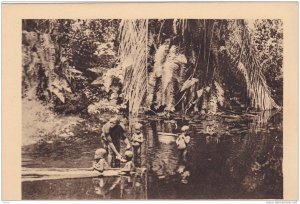 RP: GABON , 10-30s , La baignade dans un Marigot