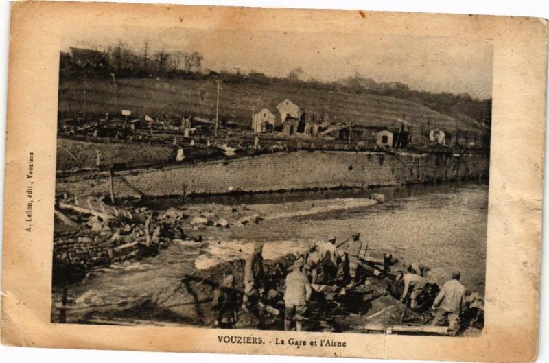 CPA VOUZIERS - La Gare et l'Aisne (241207)