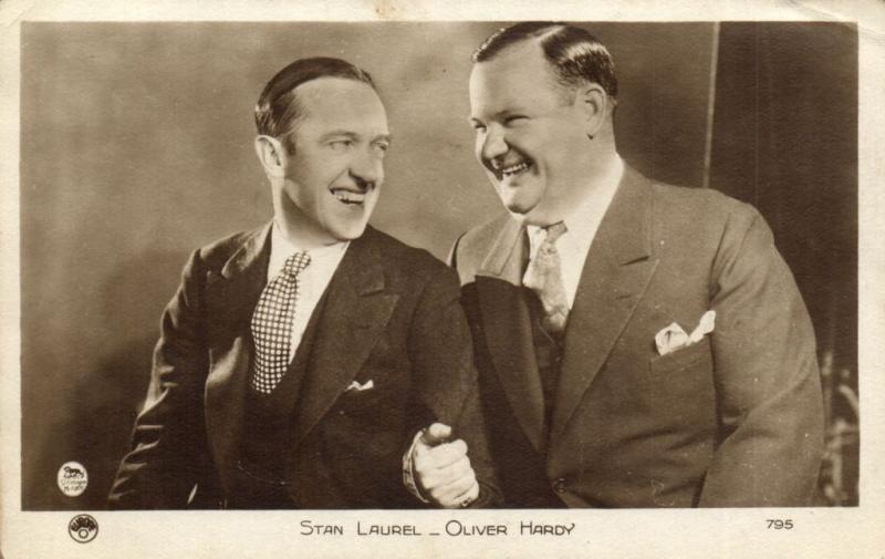 CPA AK Artiste Cinema Film Stan Laurel & Oliver Hardy (94201)