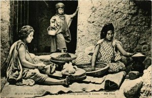 CPA AK ND 89 Femme preparant le Couscous et femme peignant ALGERIE (824323)