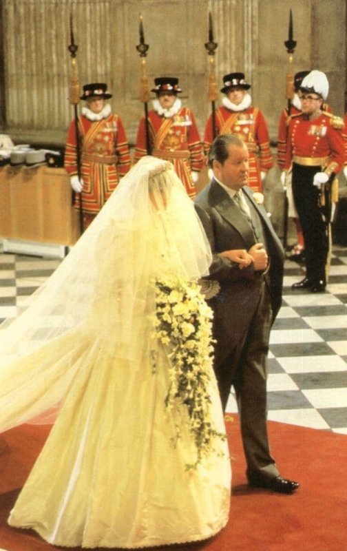 Princess Diana Enters St Pauls With Her Father Royal Wedding