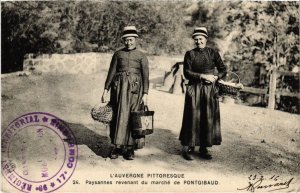 CPA Auvergne Paysannes revenant du marche de Pontgibaud FRANCE (1302383)