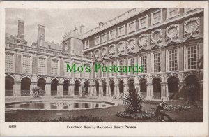 Middlesex Postcard - The Fountain Court, Hampton Court Palace  RS32071