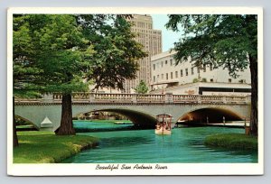 Boat On Beautiful San Antonio River In Texas VINTAGE Postcard 0739