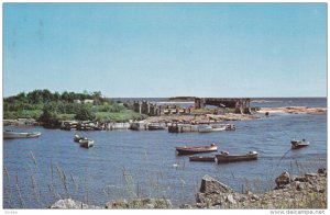 Shore of river, Boats, PORT-CARTIER, Quebec, Canada, 40-60´s