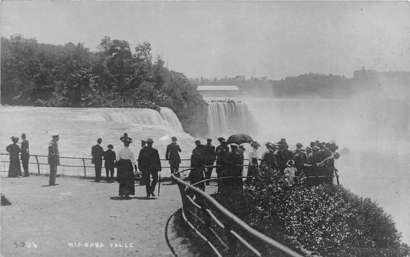 G22/ Niagara Falls New York RPPC Postcard c1920s Well-Dressed People