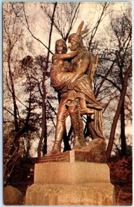 Postcard - - Minnehaha and Hiawatha Statue, Minnehaha Park, Minneapolis, MN, USA