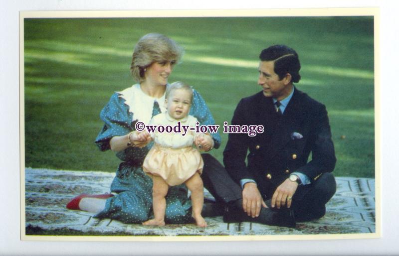 r2614 - Diana and Charles sat with their toddler Son William in 1983 - postcard