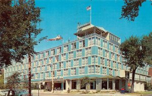 WI  Wisconsin   MILWAUKEE INN Helicopter Landing On Roof ROADSIDE  1961 Postcard