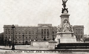 Vintage Postcard Buckingham Palace & Victoria Memorial Building London UK